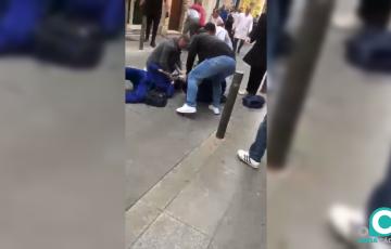 Los vecinos retienen a uno de los ladrones en plena calle de Sanlúcar. 