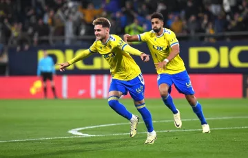 Los jugadores cadistas celebran el tanto de la victoria ante el cuadro nazarí