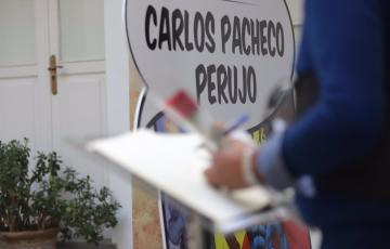 Un bocadillo de cómic con el nombre de Carlos Pacheco, durante su capilla ardiente en noviembre de 2022