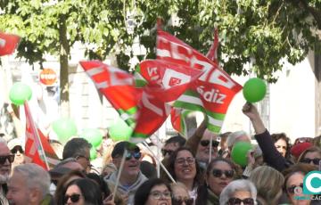 Cientos de personas se movilizan en Cádiz para defender la Educación Permanente de Adultos.