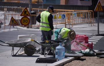 Varios obreros trabajan en una obra. 