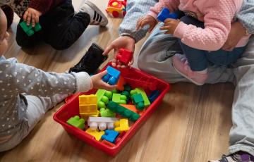 Alumnos juegan en un aula.