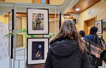 Numerosas personas se acercaron a la exposición que permanece abierta en el IAM en Cádiz. 