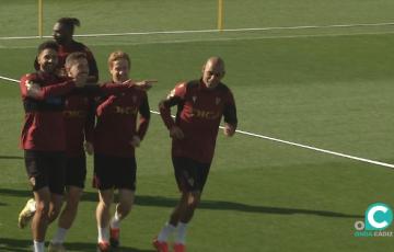 Fali estrena nuevo look, y trabaja con normalidad junto al resto de sus compañeros