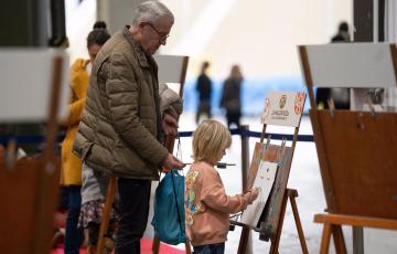  Una niña realiza una actividad junto a su abuelo