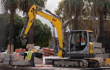 Trabajadores realizando obras en la vía pública.