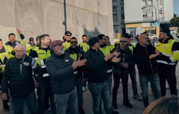 Trabajadores del metal, concentrados a la puerta del juzgado antes de la sesión del juicio por los incidentes de la huelga de 2021