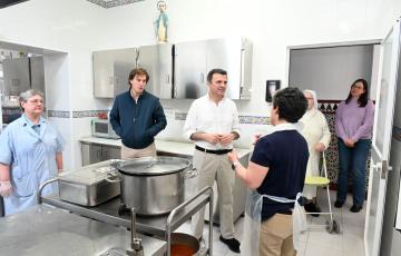 El alcalde Bruno García, en su visita a  las instalaciones del Comedor María Arteaga.