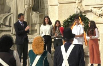 Momento de la ofrenda floral en el monumento de Las Cortes