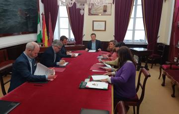 Portavoces municipales de las distintas fuerzas políticas reunidos con el alcalde en el Ayuntamiento