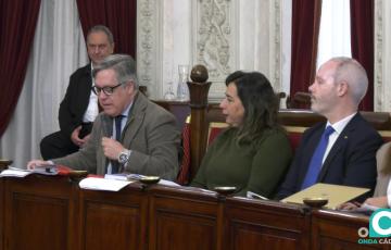 Portavoces del Grupo municipal socialista en el Salón de Plenos del Ayuntamiento de Cádiz. 