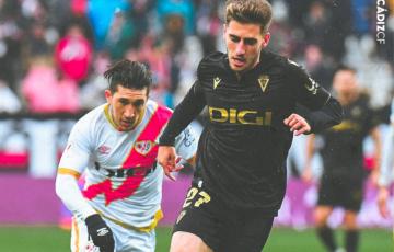 Robert Navarro en una disputa con Pacha Espino (Foto: Cádiz CF)