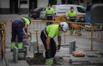  Varios obreros trabajando. Imagen de archivo