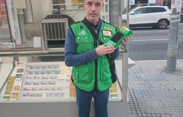 El vendedor de la ONCE, Agustín Flores junto a su kiosko 