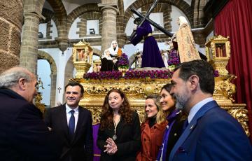 El regidor gaditano en la iglesia Santa Cruz con los hermanos dela cofradía de Sandad
