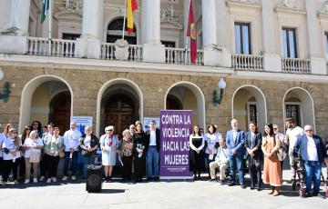Minuto de silencio, este jueves, frente a las puertas del Ayuntamiento. 