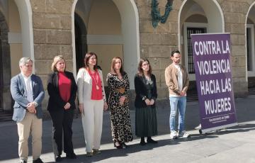 Minuto de silencio frente a las puertas del Ayuntamiento de Cádiz. 