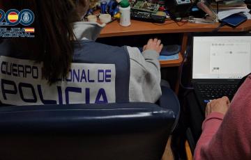 Agente de la Policía Nacional rastreando archivos informáticos