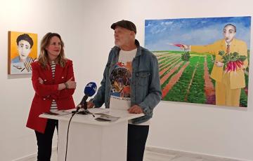 El autor linense Pepe Cano y la diputada de Cultura, Vanesa Beltrán, en la inauguración de la exposición 'Historias cotidianas'