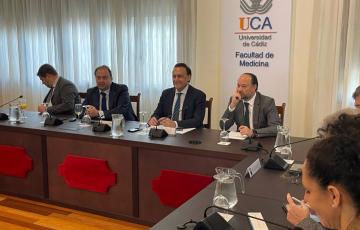 El consejero de Universidades, José Carlos Gómez Villamandos, en una reunión con el rector de la UCA, Casimiro Mantell, y su equipo de Gobierno