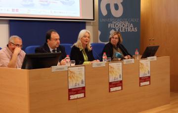 El rector de la UCA, Casimiro Mantell, junto a la delegada del Gobierno de la Junta en Cádiz, Mercedes Colombo, en la inauguración de un congreso sobre Cádiz y Asia.