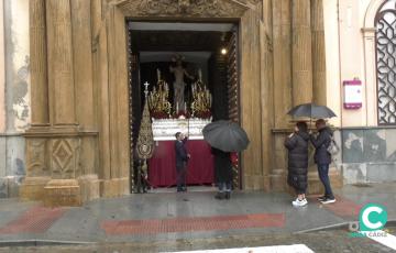 Fieles se acercan hasta la puerta de la iglesia de San Antonio a visitar al Resucitado una de las Estaciones de Penitencia suspendidas este 2024