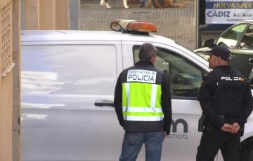 Agentes de policía en en el lugar del suceso