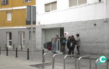 Personas acogidas por Calor en la Noche en la entrada de la asociación