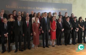 Foto grupal de la entrega de las Medallas de Oro al Mérito en las Bellas Artes de 2021