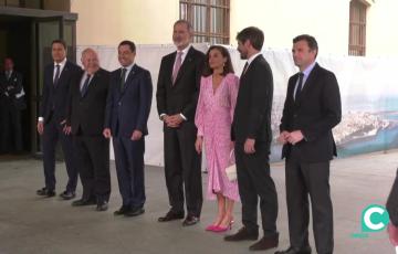 Los Reyes y autoridades en la entrada del Palacio de Congresos de Cádiz previo al acto