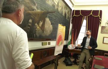 El concejal de deportes, Carlos Lucero, practica después del acto de la presentación del torneo