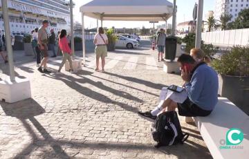 Pasajeros desembarcan en el muelle de Cádiz esta mañana