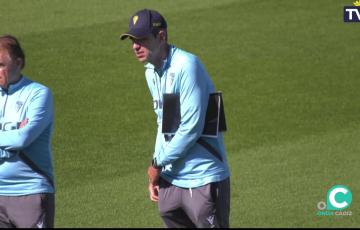 El entrenador cadista durante el entrenamiento de este viernes en el Rosal