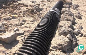 Detalle del colector en la playa de Santa María del Mar