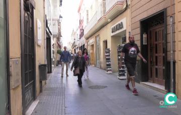 Viandantes caminan por la calle Columela 