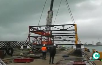 Operarios trabajan en las instalaciones del muelle de Cádiz