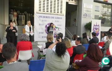 La escritora Ana Sofía Pérez Bustamante interviene durante el acto