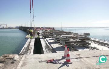 Varios operarios en uno de los tramos de la obra este jueves