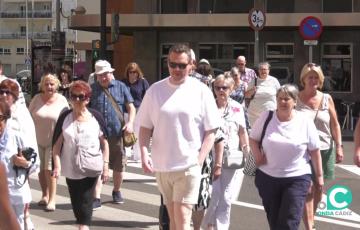 Pasajeros recien desembarcados cruzan por el centro de la ciudad