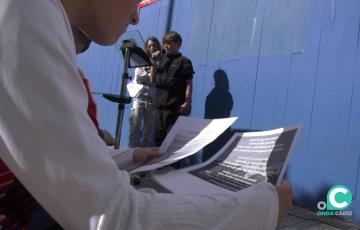 Uno de los escolares del centro gaditano recita unos versos durante la actividad