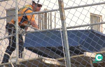 Un trabajador en la obra de un edificio en construcción en Cádiz