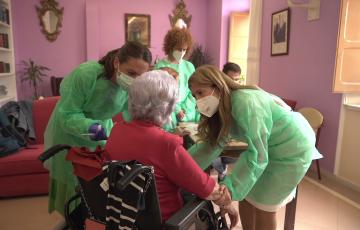 Atención a personas mayores en una imagen de archivo