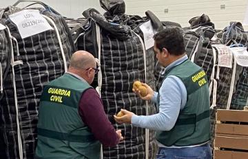 Guardias civiles inspeccionan patatas etiquetadas fraudulentamente