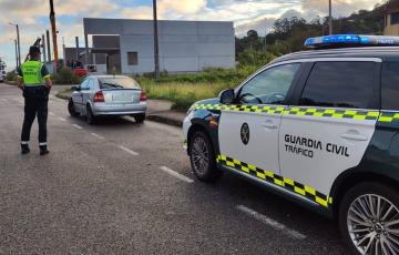 Efectivos de la Guardia Civil en una intervención de tráfico en una carretera de la provincia en una imagen de archivo