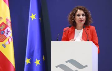 La vicepresidenta primera del Gobierno y ministra de Hacienda, María Jesús Montero, interviene ante los medios tras una reunión mantenida en las instalaciones de Navantia en San Fernando