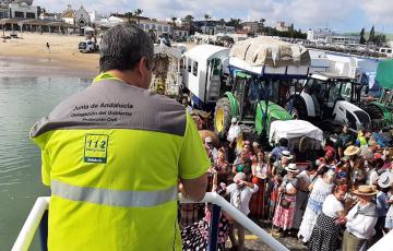 Peregrinos entrando en la barcaza para cruzar el río Guadalquivir camino del Coto de Doñana, en una imagen de archivo.