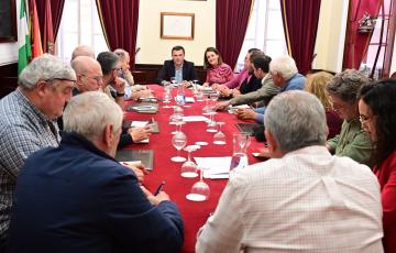 Reunión en el Ayuntamiento de Cádiz para comenzar a preparar el Carnaval 2025.