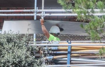 Un trabajador de la construcción en una obra en una imagen de archivo