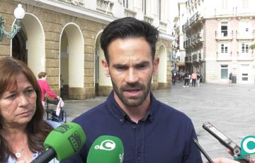 El portavoz de AIG, David de la Cruz, atiende a los medios de comunicación. 