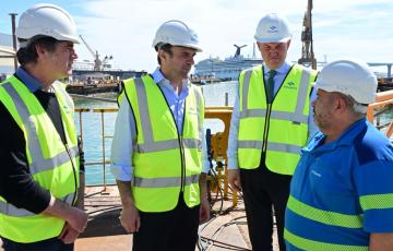 El regidor gaditano dialoga con alguno de los trabajadores durante su recorrido por la factoría gaditana